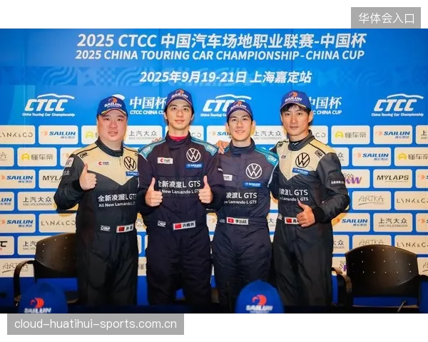 赛车手兴奋到下车跪地的瞬间，激情与荣耀的极致演绎
